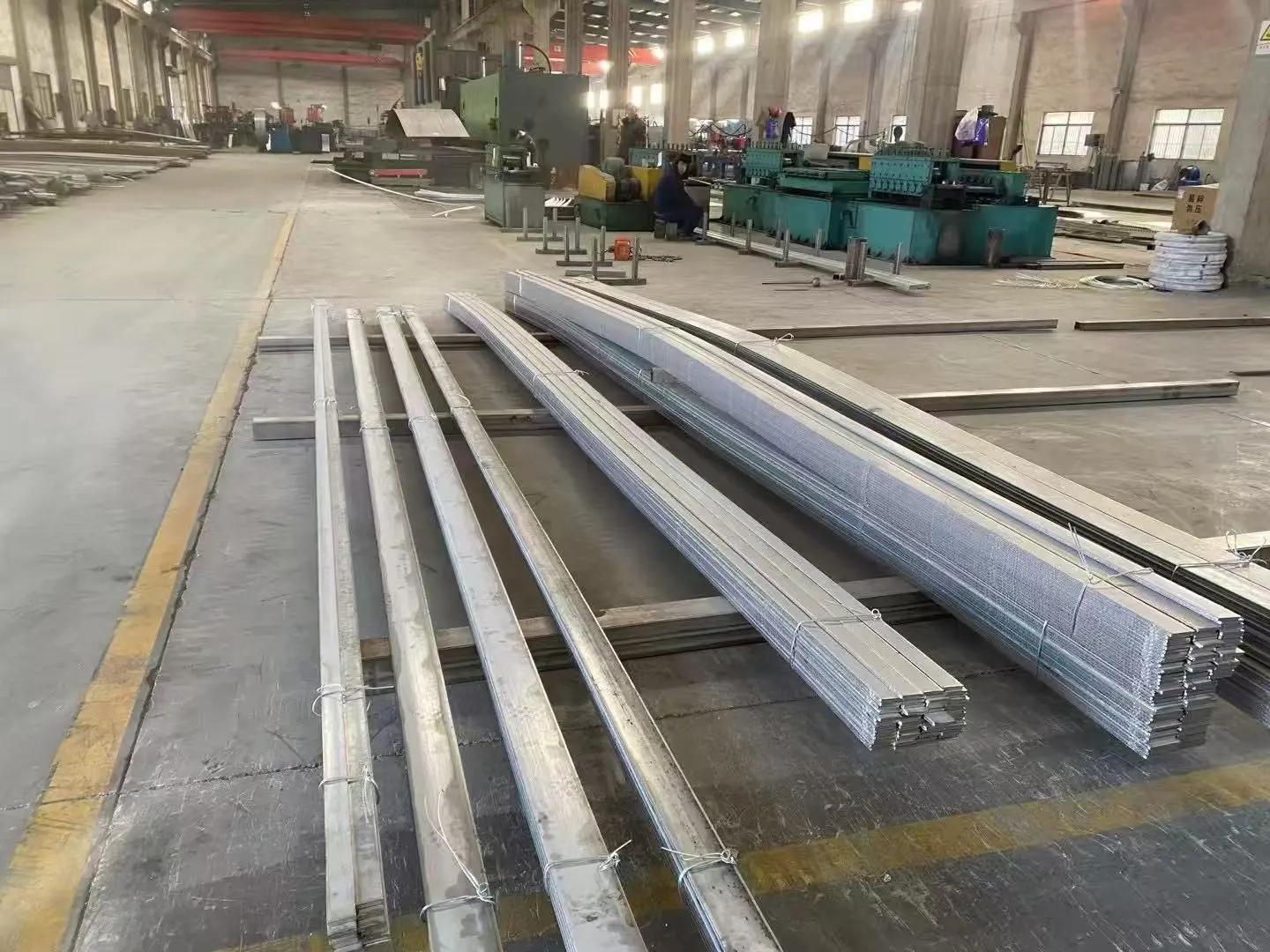 Cutting stainless steel flat bars: precise dimensions, custom processing